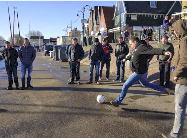 Bal in de botter schieten